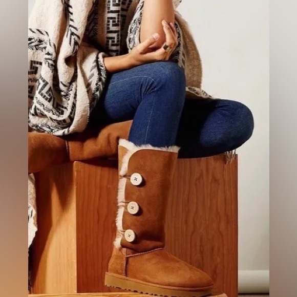 New!🍁UGG® Bailey Button Triplet Il' Boot Chestnut Suede, Size 8 - Picture 2 of 16